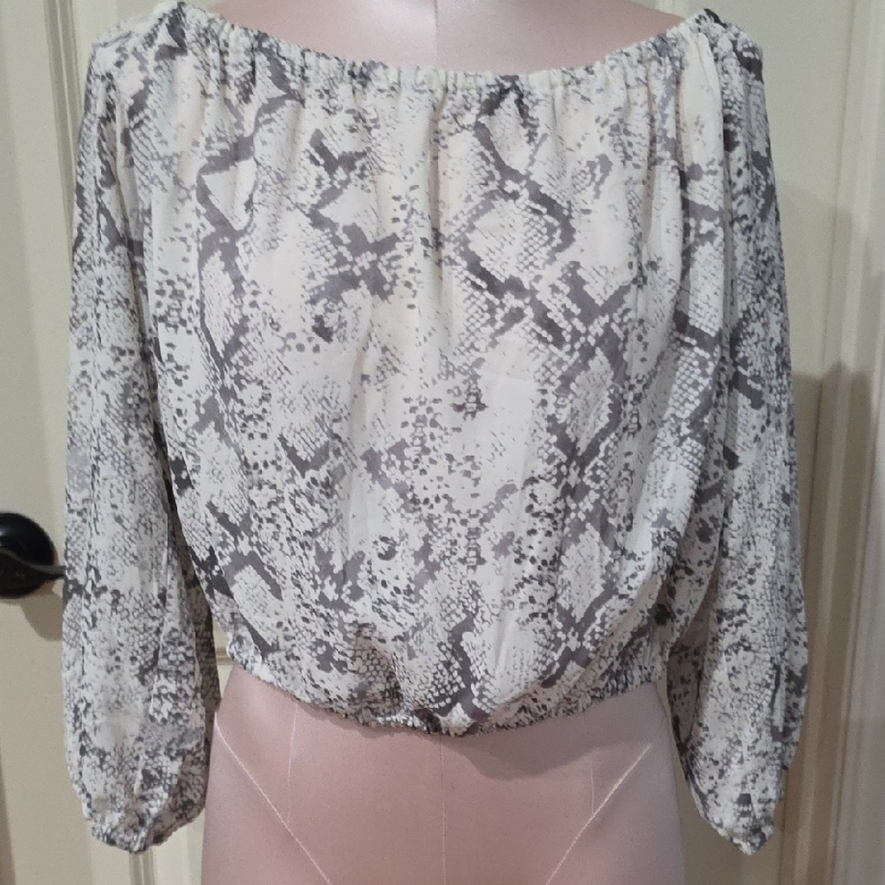 Gianni‎ Bini Gray and White Crop Blouse